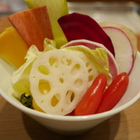 銀座 六覺燈 銀座店  - 生野菜（おかわり可・有料かどうかは不明）