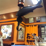 お惣菜のまつおか - 通路もせまいので大変