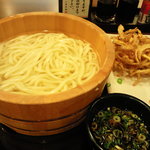 Marugame Seimen - 釜揚げうどん（大）と野菜かき揚げ