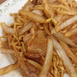 大十食堂 - Ｂセット　焼きそばあっぷ　中華より麺が太く豚バラと玉ネギがメインの具！