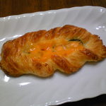 ファリーヌ・デ・プレ - チーズ＆黒オリーブ　162円