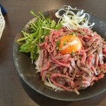 SUNNYDAY - ローストビーフユッケ丼(肉中)