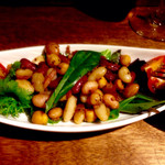 マンワール - 4種の豆とベーコンの温製サラダ（900円）。