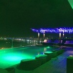 Vertical Sky Bar - ホテルの屋上25階、プールサイドに位置しています