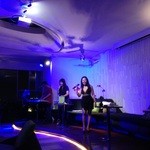 Vertical Sky Bar - 生バンド演奏もあり！