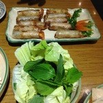 Hoang Yen - 海老揚げ春巻きとそれに付随添する野菜