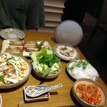 Hoang Yen - これで一品料理です、生春巻きへブンと茹豚肉、えびと子茄子ソースを付けて頂く