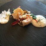 Wattle Tokyo - エビ、ナンプラー、ココナッツ、海老の火入れが左右違う