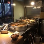 新橋　岡むら屋 - 【2015年11月】店頭のガラス越しに大鍋で肉めしが煮込まれてます。