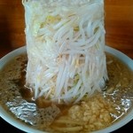 ラーメン405 - 山らーめん野菜増し
            ぬ～ぼう３代目の野菜タワーほどじゃないけど、ここのもちょっと笑える