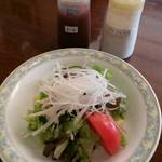 ステーキハウス　おおね - サラダ。ドレッシングは2種類。