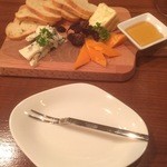 ビストロ 集 - 2016.01　チーズ盛り合わせ（ロックフォール、ミモレット、ウォッシュタイプ？）：添えられたハニーや貴腐ワインとよく合いました。