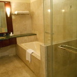 Berjaya Times Square Hotel - バスルーム　シャワーが独立