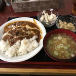 とん家 - カレーには味噌汁、サラダ、小鉢が付く700円