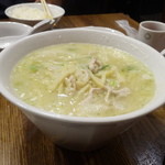 中国料理　王味 - 酸菜肉絲湯麺（ザワークラウト風野菜の漬物と豚細切り肉のうま煮めん）