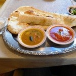 マユール - ドーサランチセットサンバールカレー、チキンバター。ナンの上に乗っかっているのがドーサ（インド版ホットケーキ）。サラダは珍しいコーンを効かせたドレッシング。