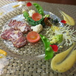 トラットリア・ラッキオ - オードブル　熊本県産馬肉の冷凍黄卵ソース　小さな野菜のバーニャフレッダ