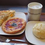 breadworks - ホットレモネード
      マルゲリータ
      クロックマダム
      メロンパン