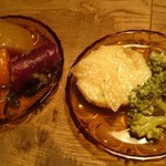 酒場ペリカン - 付き出し：冬野菜と豚肉のみそ煮込み＆ほっこりじゃがいもジャーマンポテト