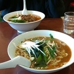 れいれい亭 - 台湾ラーメン(手前)担々麺(奥)