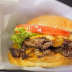 HENRY'S BURGER Daikanyama - トマトとチーズ、レタスが具