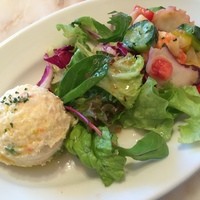 イベリコ・バル 門仲 - 前菜。魚介のマリネと鮭の入ったポテトサラダ。どちらかというと、サラダかな？