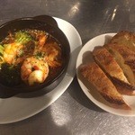 魚っトリア とっつあん - エビとブロッコリーのアヒージョとバケット