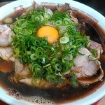 新福菜館 - 卵を後乗せしてみます。ビジュアル満点です。