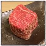 食彩和牛 しげ吉 - カメノコウのレアステーキ。熟成レアステーキの代わりにオーダー。濃厚な赤身の旨味と甘辛な卵ダレとの相性が良かったです。