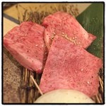 食彩和牛 しげ吉 - 幻黒タン塩。黒タンのタン元は厚切りでも柔らかく、前歯でサクッと噛み切れてしまう。その上、脂が乗っていて旨味も濃厚。