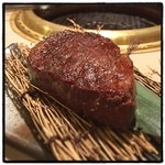 食彩和牛 しげ吉 - A5黒毛雌牛シャトーブリアン。食欲をそそる良い焼き加減。焼き上がり後、休ませてるところ。