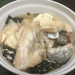 旅館仁三郎 - 今日 獲れた寒鱈で寒鱈汁
            この辺りの寒鱈汁には寒鱈以外何も入れない。
            とても素朴な鱈の旨味と味噌だけのシンプルな味付け…岩海苔をふりかけて♪
            これが 美味し〜( •̀ᴗ•́ )و ̑̑