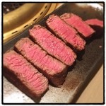 食彩和牛 しげ吉 - A5黒毛雌牛シャトーブリアン。なかなか良い火入れ具合で、美味しく頂けました。ナイフでカットしたので少々歪なのはご勘弁。