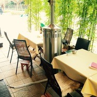 礼華 - オープンテラスは冬はストーブが設置されます（銀色の設備）