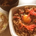 吉野家 - 牛丼並と生卵、ポテトサラダをテイクアウト。