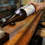 入福 - 一升瓶も男前な片手注ぎ