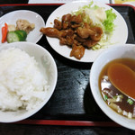 北京 - セットの品々だけで定食になる