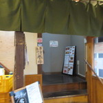 Oyasaikenkyuujo - 新鮮な野菜を買えると地元で人気の野菜屋さんの中にある階段を上がるとお店があります。
      