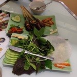 Mon Hue Restaurant - 串焼とそれに付いてくる野菜