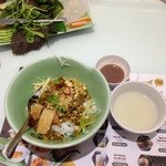 Mon Hue Restaurant - 干し浅蜊の汁無しブン これにアンチョビーソースと塩味スープが付いて来た