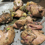 元祖 ざる焼 小林養鶏 本店わさび - トロレバー。
新鮮な鶏レバーと鶏油をレア状に焼き上げます。
かなりレア焼き仕上げでした。
フォアグラに近い食感で快楽的♪