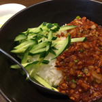 555飯店 - ジャージャー丼。ピリ辛旨い。