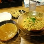 志堂 - 濃厚とんこつ魚介つけ麺小618円(0.5玉) ごはん+ぎょうざ(3個)159円