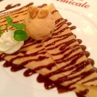 ベルギーチョコレートのソース＆ナッツのヌガーアイス