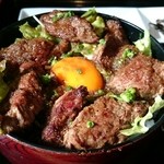 焼肉ホルモン 萬石 - 牛赤身肉を使ったらステーキ丼といった感じ
            タレは酸味とニンニクが利いてます