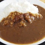 まるご食堂 - 半カレー。もともとカレー屋なので香辛料が絶妙で味わい深いカレーです。