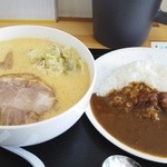 まるご食堂 - 納豆煮干しラーメンと半カレー