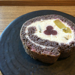 麻布野菜菓子 - 季節野菜のロールケーキ 茄子と紫芋のロールケーキ（566円）