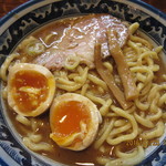 兎に角 松戸本店 - H28.01.25昼『ラーメン(小)』海苔を食べて『燻玉』を半割り