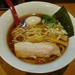 紅 - 味玉アゴ出汁醤油ラーメン　950円